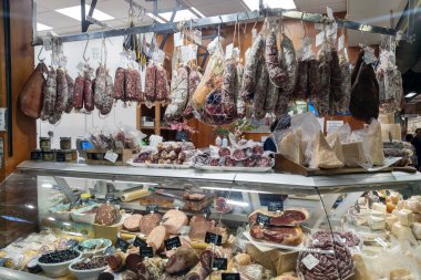Florence, Italia, 10 Mayıs 2024: Bir İtalyan şarküterisinde gurme sergisi bir dizi pişirilmiş et, peynir ve özel ürünler sergiliyor. Buzdolabı çeşitli salam, prosciutto ve şarküteri ürünleriyle dolu. 