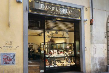 Florence, Italia, 10 Mayıs 2024: Daniel Grey mücevher mağazasının zarif mağazası, giyoiellerie 1979 'da kurulmuş, karmaşık bir ortamda saatler ve mücevherler de dahil olmak üzere çeşitli lüks eşyalar sergilenmektedir. histor ile dış özellikler işareti