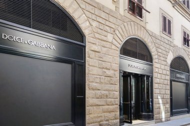 Florence, Italia, 10 Mayıs 2024: Dolce Gabbana mağazasından lüks alışveriş, zarif taş kemer yolları ve parlak siyah detaylar. Tanınmış bir marka tasarımcısının sofistike tasarımı, yüksek moda cazibesi ve prim perakende ortamı vurgulanıyor.