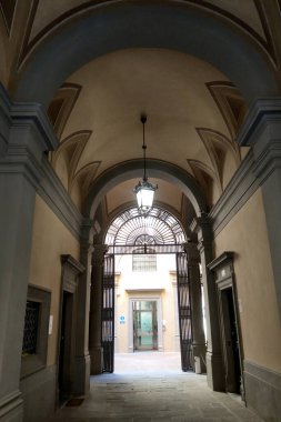 Bologna, İtalya, 16 Mayıs 2024: Simetrik tavan kemerleri ve merkezi bir fener içeren tarihi kemer yolu. Sahne, klasik zarafeti yapısal simetriyle harmanlayarak Avrupa tasarımlarının tipik mimari unsurlarını vurguluyor. Yazdırmak için ideal, p