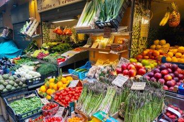 Bolonya, İtalya, 16 Mayıs 2024: Taze kuşkonmaz, domates, elma, portakal ve yapraklı yeşillikler de dahil olmak üzere çeşitli taze sebze ve meyvelerin yer aldığı açık hava çiftçiliği pazarı. Organik alışverişi teşvik etmek için mükemmel, sağlıklı beslenme, lo