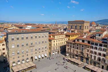 Floransa, İtalya, 11 Mayıs 2024: Açık mavi gökyüzü altında tarihi binaların ve hareketli bir meydanın sergilendiği Floransa, İtalya, Floransa 'nın nefes kesici hava manzarası. Uzaktaki manzara Floransa 'nın ikonik kubbesini de kapsıyor.