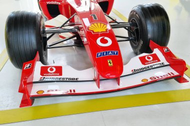 Modena, İtalya, 12 Mayıs 2024: Formula 1 yarış arabasının ön görüntüsü, vodafone, shell, bridgestone ve fiat gibi çeşitli sponsor logolarını belirgin bir şekilde göstermektedir. Gösterişli kırmızı tasarım, yüksek hızlı performans ve motor sporlarında gelişmiş mühendisliği temsil ediyor.