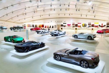 Modena, İtalya, 12 Mayıs 2024: Lüks spor araba sergisi modern bir sergi salonunda etkileyici bir ferrari koleksiyonu sergiliyor. Parlak ışıklandırma, parlak tasarımlar ve canlı renkler altında zarif bir şekilde sergilenen çeşitli modeller, oto meraklıları ve Coll için mükemmel.