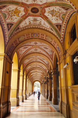 Bolonya, İtalya, 18 Mayıs 2024: Tarihi bir binada karmaşık tavan freskleriyle süslü kemer yolu koridoru. Bu büyüleyici mimari sahne tasarım projeleri, baskı malzemeleri, posterler ve daha fazlası için ilham verir. Gösteri tarikatı için ideal