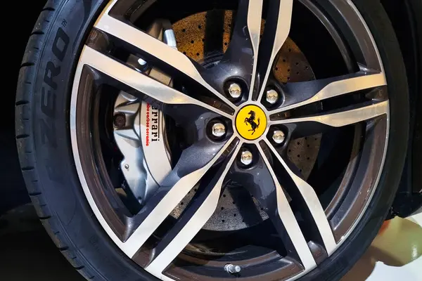 Modena, İtalya, 12 Mayıs 2024: Ferrari tekerlek ve fren montajının karmaşık ayrıntılarına odaklanan yakın çekim fotoğrafı, yüksek performanslı otomotiv tasarımının zarafetini ve hassasiyetini gözler önüne seriyor. resim markanın amblemini ve distinkliğini vurgular