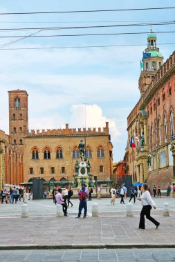 Bolonya, İtalya, 19 Mayıs 2024: Yayalar Bolonya, İtalya 'da tarihi bir meydanda yürürken, ünlü çeşme ve çarpıcı mimariyi sergilediler. Sahne, canlı bir İtalyan şehrinde günlük hayatı, kültürel mirası ve şehir tasarımını ön plana çıkarıyor..