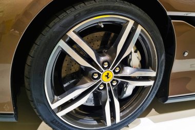 Modena, İtalya, 12 Mayıs 2024: Kendine özgü ferrari amblemi olan bir alaşım kenarlı lüks bir spor araba tekerleğinin yakın görüntüsü. Yüksek performanslı otomotiv mühendisliğinin hassasiyeti, ustalığı ve tasarım estetiğini vurguluyor.
