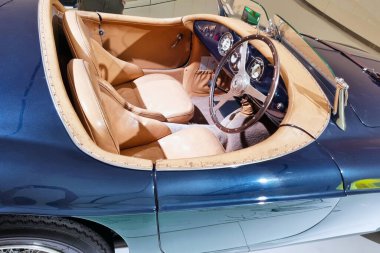 Modena, İtalya, 12 Mayıs 2024: Üstü açılabilir spor araba iç mimari lüks deri koltuklar, klasik gösterge paneli ve direksiyon. Zarif tasarım ve iyi işçilik klasik araba meraklıları ve koleksiyoncular için ideal hale getiriyor..