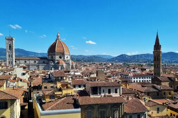 stock image Florence, Italia, May 11, 2024: Panoramic view of florence, italy, showcasing the iconic florence cathedral with its distinctive dome, surrounded by historic buildings and landmarks. the vibrant cityscape under a clear blue sky highlights the archite