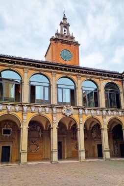 Bologna, İtalya, 18 Mayıs 2024: Kemerli yolları ve önde gelen saat kulesi olan tarihi üniversite avlusu. karmaşık mimari detaylar zengin akademik miras ve kültürel önemin altını çiziyor, eğitim amaçlı seyahat içeriği ve onun