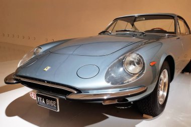 Modena, İtalya, 12 Mayıs 2024: Kapalı alanda sergilenen klasik mavi ferrari spor araba, gösterişli parlak tasarım ve klasik otomotiv işçiliği. Araba meraklılarını ve koleksiyoncuları hedef alan otomotiv yayınları, posterler ve reklamlar için ideal