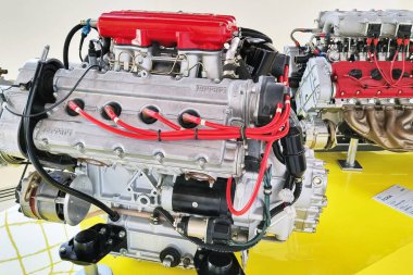 Modena, İtalya, 14 Mayıs 2024: Belirgin kırmızı bileşenlere sahip yüksek performanslı spor otomobil motorları, teknik tasarım ve mühendisliğin mükemmelliğini vurgulayarak sergilenmektedir. Yakın çekim mekanik karmaşıklık ve hassasiyet, motor meraklıları için ideal