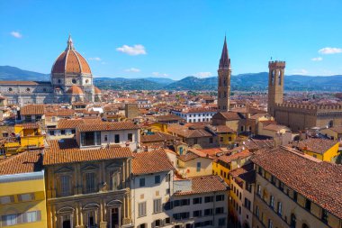 Floransa, İtalya, 11 Mayıs 2024: Floransa 'nın nefes kesen manzarası ikonik katedrali, tarihi kuleleri ve zamansız mimarisini gözler önüne seriyor. Berrak bir mavi gökyüzü altında, zengin terracotta çatıları canlı manzaraya eklenerek, Avrupa 'ya örnek teşkil eder.