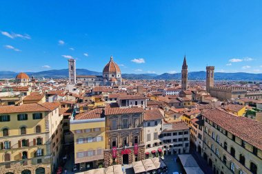 Floransa, İtalya, 11 Mayıs 2024: İkonik duomo katedrali, tarihi şehir binaları ve açık mavi gökyüzü içeren panoramik bir manzara. Canlı ufuk çizgisi ve tarihi mimari bunu seyahat temalı tasarım için mükemmel bir sahne haline getiriyor.