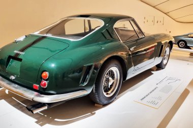 Modena, İtalya, 14 Mayıs 2024: Müzede gösterilen klasik yeşil klasik araba, zarif retro tasarımı ve otomotiv tarihi önemini vurguluyor. Arabanın cilalı bitişi, ayırt edici çizgileri ve tarihsel bağlam onu baskılar ve posterler için ideal kılıyor.