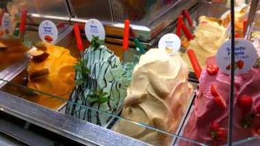 Florence, Italia, 10 Mayıs 2024: İtalyan Gelato 'nun Renkli Lezzetli Tatlıları Tatlı, Yaz, Ferahlatıcı - Gıda Blogları ve Menü Tasarımı İçin ideal