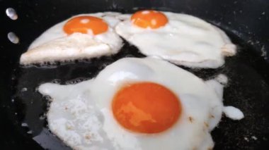 Tavada Kızarmış Yumurta - Yemek Pişirme Hevesleri ve Mutfak Tasarımı Projeleri İçin Mükemmel Kahvaltı Konsepti