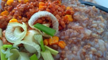 Lezzetli ve sağlıklı karabuğday lapası, üzerine domates sosu, mısır ve taze soğan. Beslenmeye duyarlı yemekler için mükemmel, dengeli bir diyeti sağlıklı malzemelerle desteklemek için. Vejetaryen için ideal