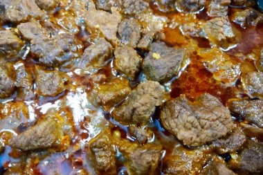 Yürekli sığır güveci zengin ve lezzetli bir sosta kaynatılmış yumuşak et parçaları içerir. Konforlu yemek, kırsal mutfak ve yemek fotoğrafçılığı koleksiyonlarında ev tarzı yemek yapmak için idealdir..