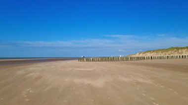 Temiz Mavi Gök ve Sahil Arazisi Tatil ve Doğa Huzuru Konsepti İçin El değmemiş Boş Sahil