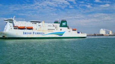 Calais, Fransa, 22 Haziran 2024: İrlanda Feribot Yolcu Gemisi Mavi Gök ve Denize Karşı - Seyahat ve Denizcilik Taşımacılığı Konsepti