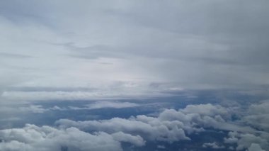 Yumuşak Mavi Gökyüzü ile Bulutların Manzaralı Hava Görünümü - Seyahat Posterleri ve Doğa Arkaplanı İçin İdeal