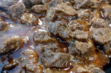 Yumuşak et parçaları, lezzetli bir sosun içinde kaynıyor. İmajın sulu dokusu ve leziz bir et güvecinin aromalı sosu, yemek meraklıları ve mutfak sunumları için mükemmel..
