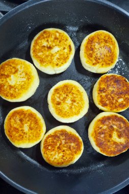 Çubuksuz tavada cızırdayan patatesli gözlemeler, altın kahverengi kabuklarını sergiliyorlar. Sıcak bir kahvaltı için ideal ya da çıtır çıtır bir iç ve dış görünüşü olan lezzetli bir atıştırmalık için..