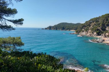 Canlı mavi sular, kayalık uçurumlar ve yemyeşil yemyeşil manzaralı Akdeniz kıyıları. Kıyı bölgelerinin güzelliğini ve sükunetini gösteren seyahat ilhamı için ideal..