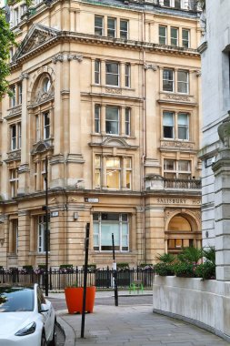 Londra, Birleşik Krallık, 28 Haziran 2024: Salisbury House, Londra 'nın kalbinde klasik mimari zarafet sergiliyor. Binanın dekoratif cephesi, detaylı pencereleri ve geleneksel tasarım unsurları şehrin zengin mimari mirasını ön plana çıkarıyor.