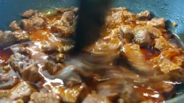 Zengin Soslu Cızırdayan Et Pişirme - Yemek Blog ve Yemek Fotoğrafları İçin Mutfak Sanatı