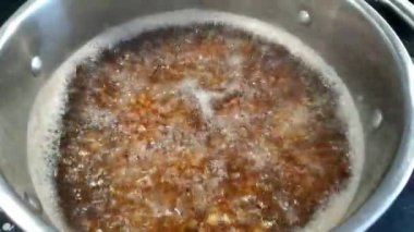 Tatlılar ve Şekerlemeler İçin Paslanmaz Çelik Kapta Kaynayan Karamelli Ceviz Karışımı