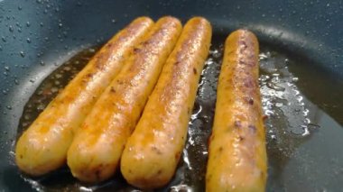 Lezzetli Izgara Sosis Bir Tavada - Yaz Barbeküsü veya Kahvaltı İçin Mükemmel