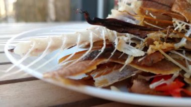 Tuzlu Kurutulmuş Balık Tabağı Mutfak Lezzeti ve Deniz Ürünleri Gurmesi Deneyimi