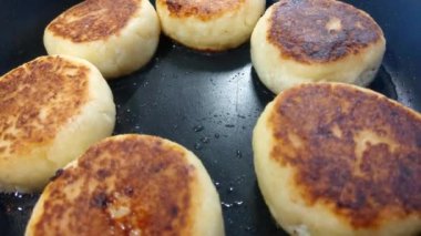 Altın Ev Yapımı Peynirli Krepler Bir Tavada Kızartılıyor - Kahvaltı İçin Mükemmel Rahatlatıcı Yemek