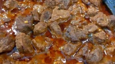 Bol soslu ve Baharatlı Biftek Güveci Rahatlatıcı Yemek Hevesleri