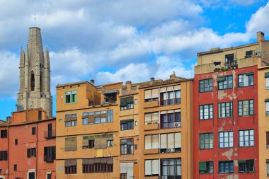 Girona, İspanya, 3 Ekim 2024: Girona 'nın canlı şehir manzaraları açık mavi gökyüzünün arka planına karşı tarihi mimari ve renkli binaların bir karışımını sergiliyor. Bu İspanyol şehrinin sahne cazibesi ve kültürel zenginliği.