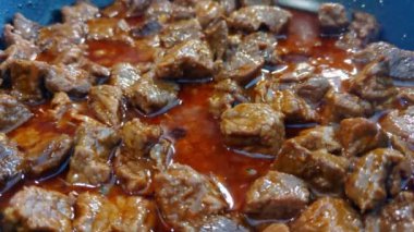 Lezzetli ve zengin bir sosta kaynatılmış tuzlu sığır eti parçaları mükemmel bir doku ve renk karışımı sergiliyor. Yemek blogları, yemek tarifi kitapları ya da yemek pişirme dersleri için ideal.