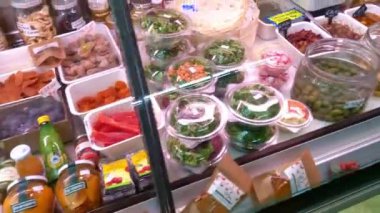 Bologna, İtalya, 13 Mayıs 2024: Avrupa Piyasa Gösterimi Davasında Taze Lezzetlerin Çeşitliliği