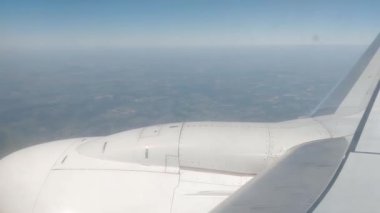 Uçak Penceresinden Hava Görüntüsü: Manzaranın Üzerinde Kanat ve Motor
