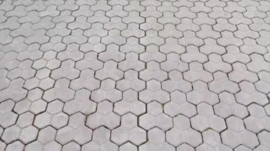 Altıgen kaldırımın detaylı bir görüntüsü, kentsel peyzaj ya da mimari ilham için ideal geometrik desenler sergileniyor. Resim desenli yüzeyi ve düzenini vurgular