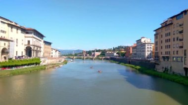 Florence, İtalya, 10 Mayıs 2024: Picturesque River Arno View with Historic Cityscape and Blue Sky Floransa