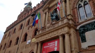 Bologna, İtalya, 13 Mayıs 2024: Bayraklı ve Mimari Detaylı Tarihi İtalyan Şehri