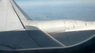 Uçak Pencere 'sinden Hava Görüntüsü Manzara Üzerinde Kanat ve Motor Gösteriliyor