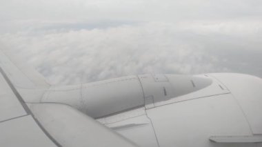Uçak Penceresinden Barışçıl Gökyüzü Görünümü: Bulutlar ve Uçak Kanadı Uçuyor