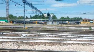 Bolonya, İtalya, 12 Mayıs 2024: Güneşli bir günde Tren ve Genel Hatlarla Yoğun Demiryolu Merkezi