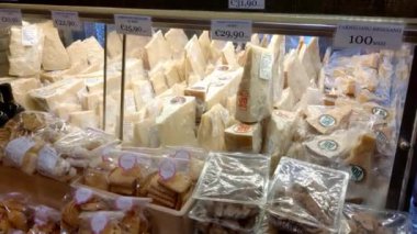 Bologna, İtalya, 13 Mayıs 2024: İtalyan Piyasasında Parmigiano Reggiano Peynirlerinin Çeşitliliği Aşçılık ve Gıda Severler İçin Görünüm