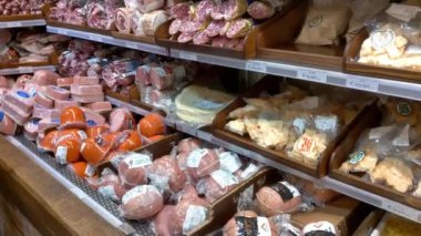 Bologna, İtalya, 13 Mayıs 2024: İtalyan Deli Seçimi Aşçılık İlham ve Alışveriş İçin Süpermarkette Gösterildi