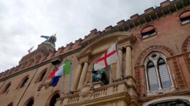 Bologna, İtalya, 13 Mayıs 2024: İtalya 'nın Bologna kentinde İtalyan ve Ceneviz Bayraklarıyla Tarihi Palazzo Mimarisi